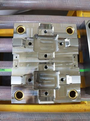 مكونات قوالب الحقن ASTM H13 صلابة HB160-180 عالية الدقة