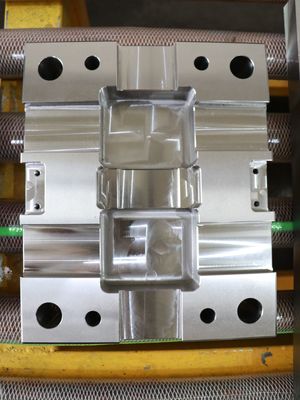 قاعدة قالب بلاستيكي CNC مطحونة بدقة ISO9001: 2015